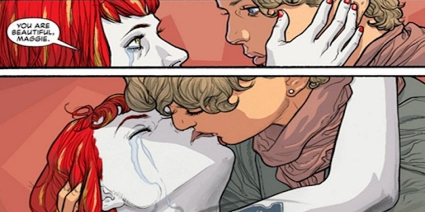 Batwoman and Maggie Swayer kiss in DC Comics