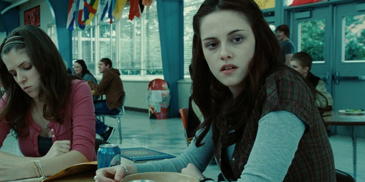 Bella eating in the cafeteria in Twilight