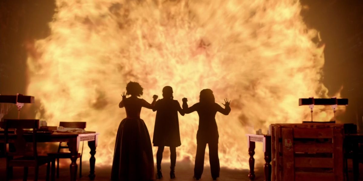 Bonnie e os ancestrais parando o fogo do inferno em The Vampire Diaries