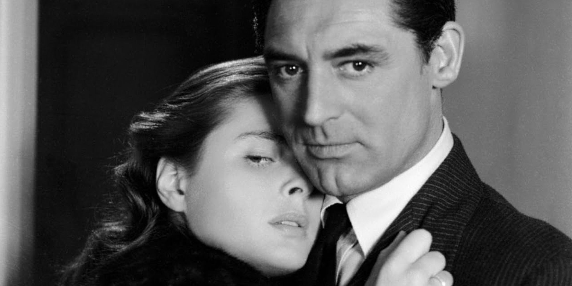 Cary Grant e Ingrid Bergman se abraçando intimamente em Notorious, de Alfred Hitchcock 