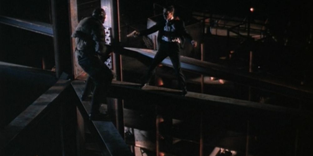 Darkman fights Strack on the beams of an unfinished building