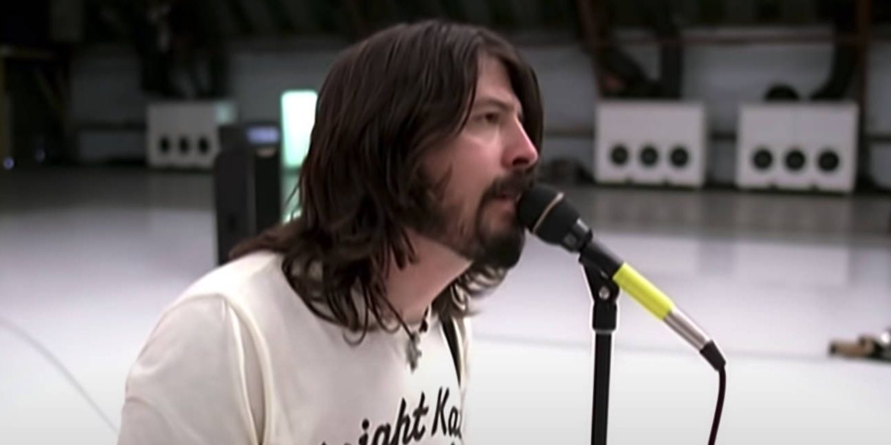 Dave Grohl singing The Pretender 
