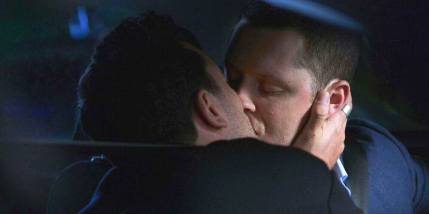 David and patrick kiss for the first time in a car on schitts creek
