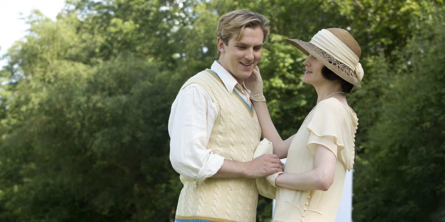 Mary and Matthew show affection in Downton Abbey Season 3.