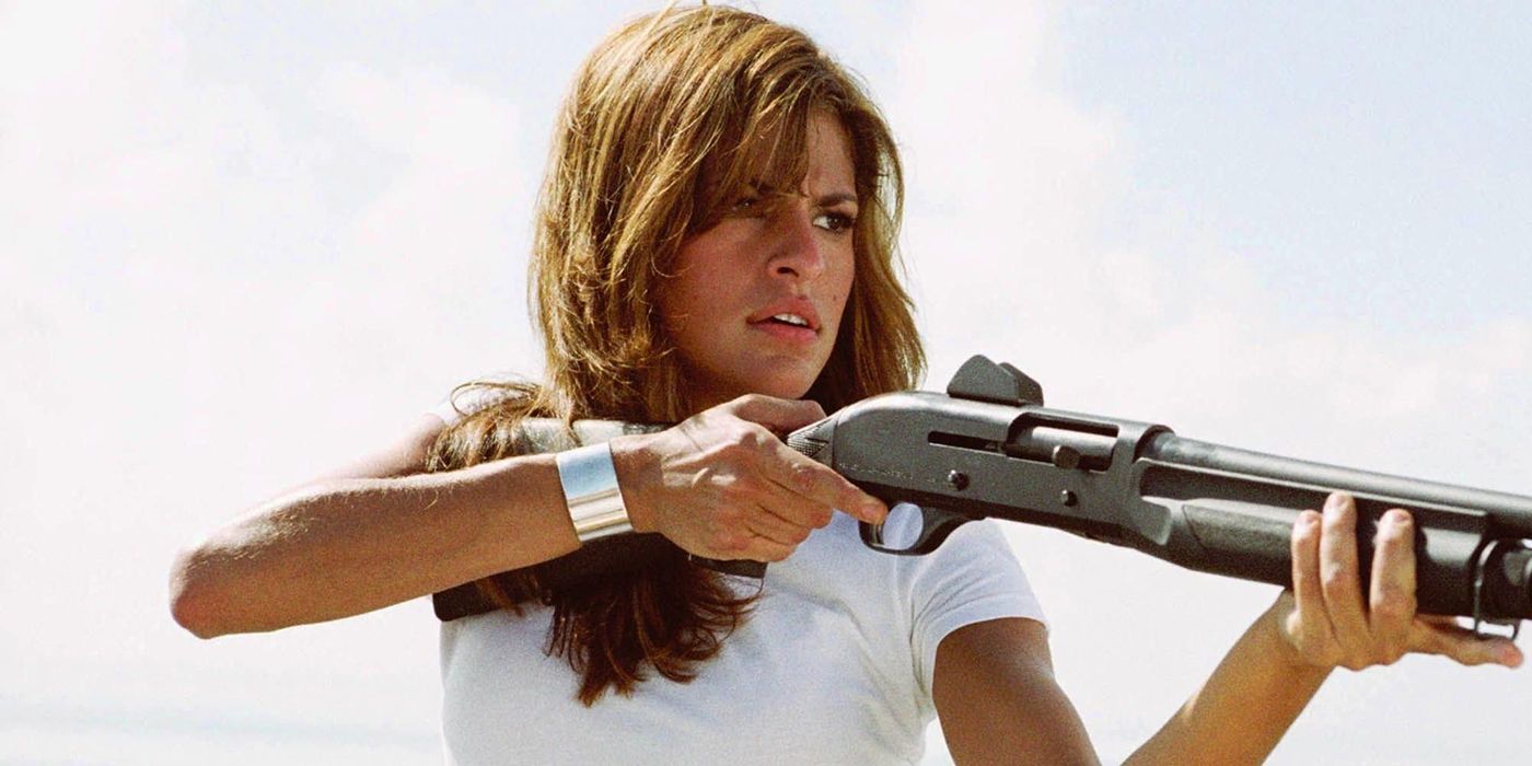 Monica Fuentes apontando um rifle em 2 Fast 2 Furious.