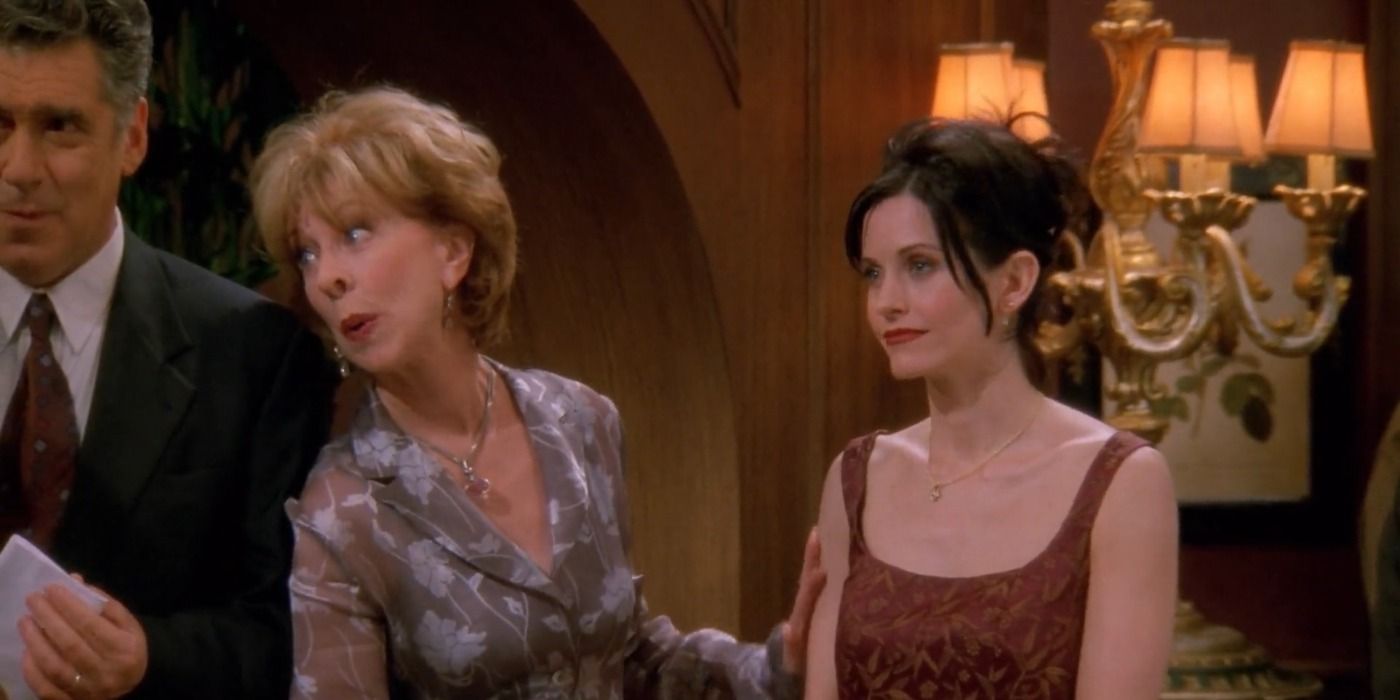 Judy Geller pega Monica no casamento de Ross em Friends.