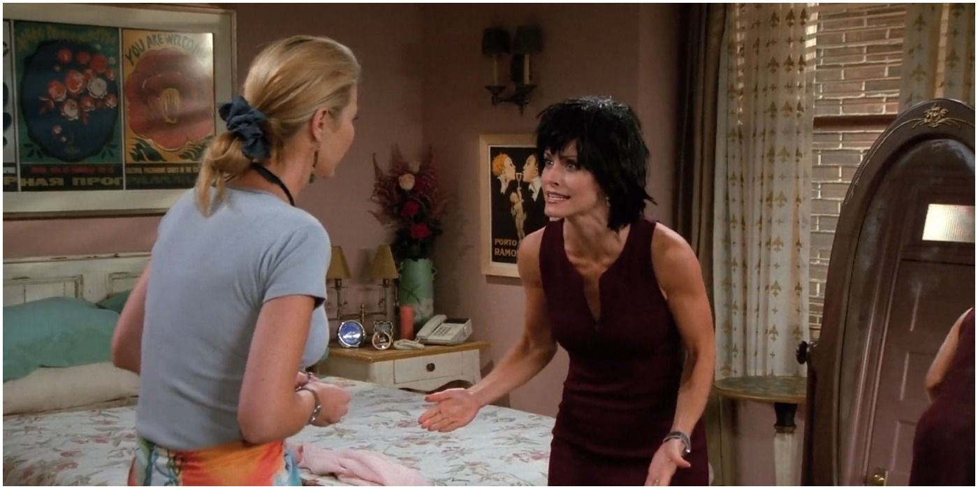 Phoebe e Monica falando sobre o corte de cabelo da Monica em Friends