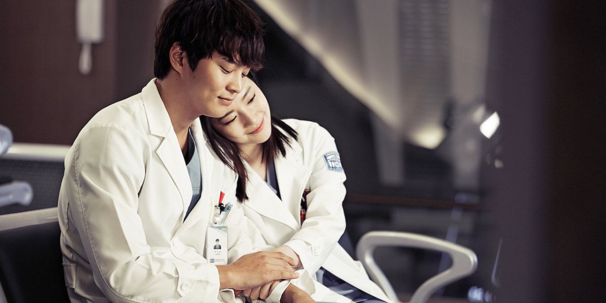 Female doctor leaning her head of Si-On's shoulder in Good Doctor 