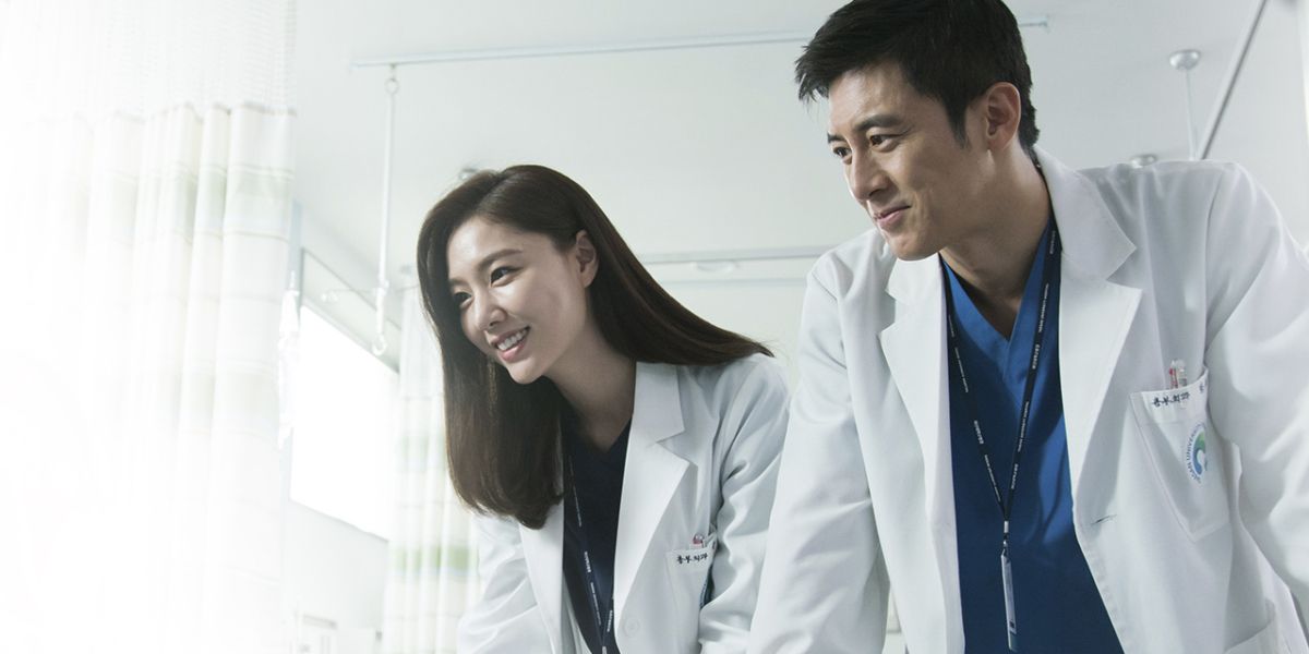 Suk-Han e Soo-Yeon pairam sobre paciente em Heart Surgeons