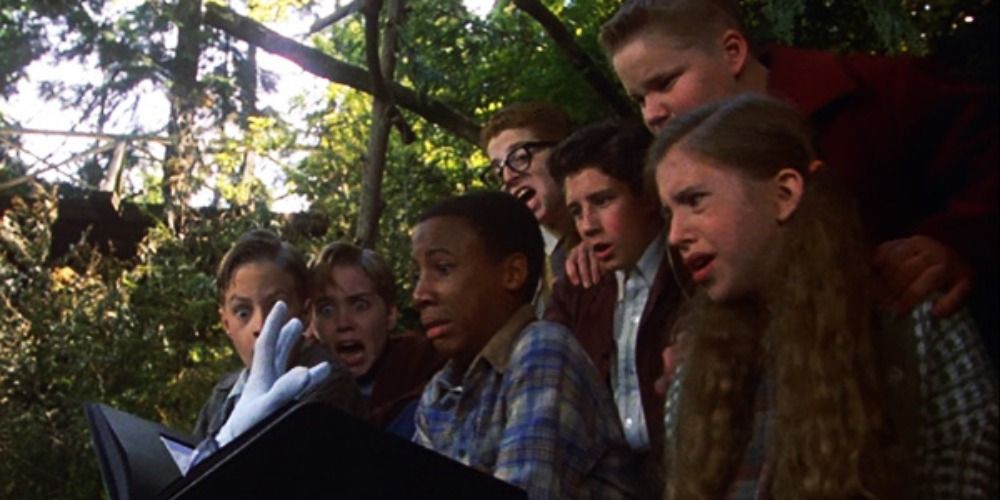 The Losers Club in terror as Pennywise’s hand comes out of the photo album