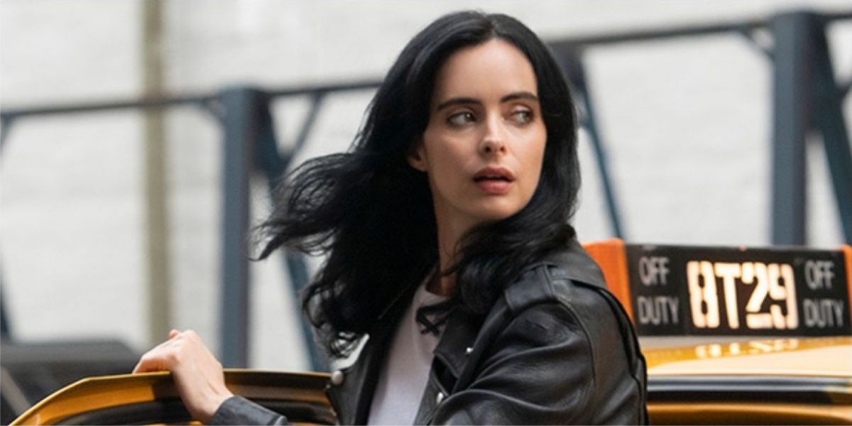 Jessica Jones enters a taxi in New York