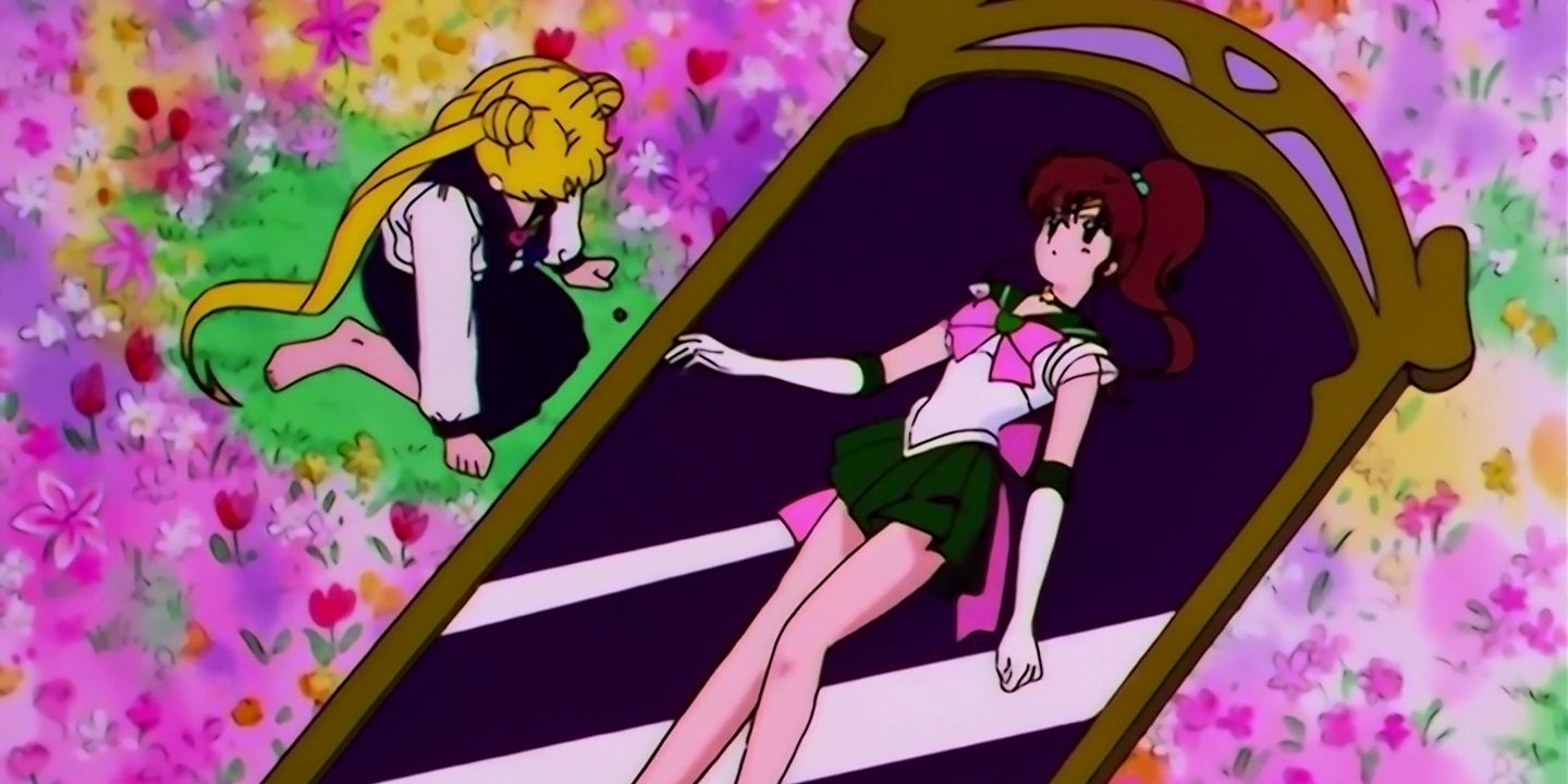 Jupiter protects Usagi in Sailor Moon episode 171