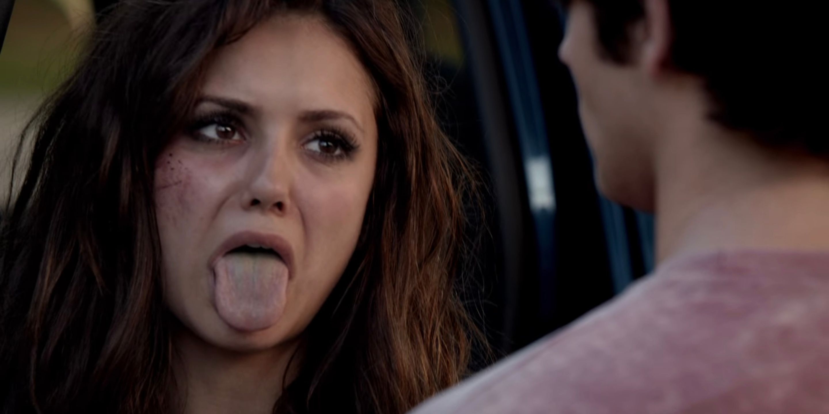 Katherine mostrando sua língua para Jeremy em The Vampire Diaries