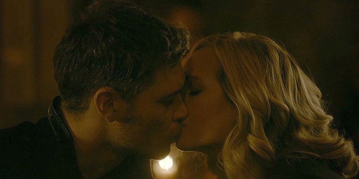 Klaus and Caroline kiss in The Originals.