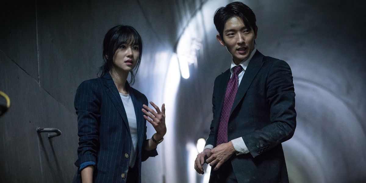 Sang-Pil and Jae-Il in dark tunnel in Lawless Lawyer 