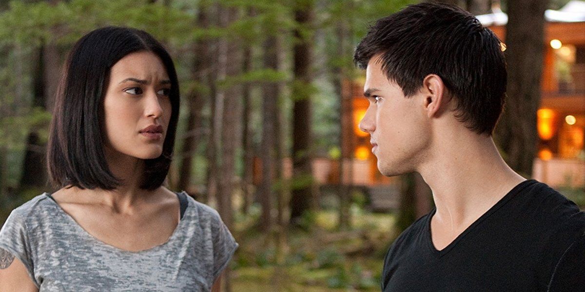 Leah and Jacob talking outside the Cullen's house