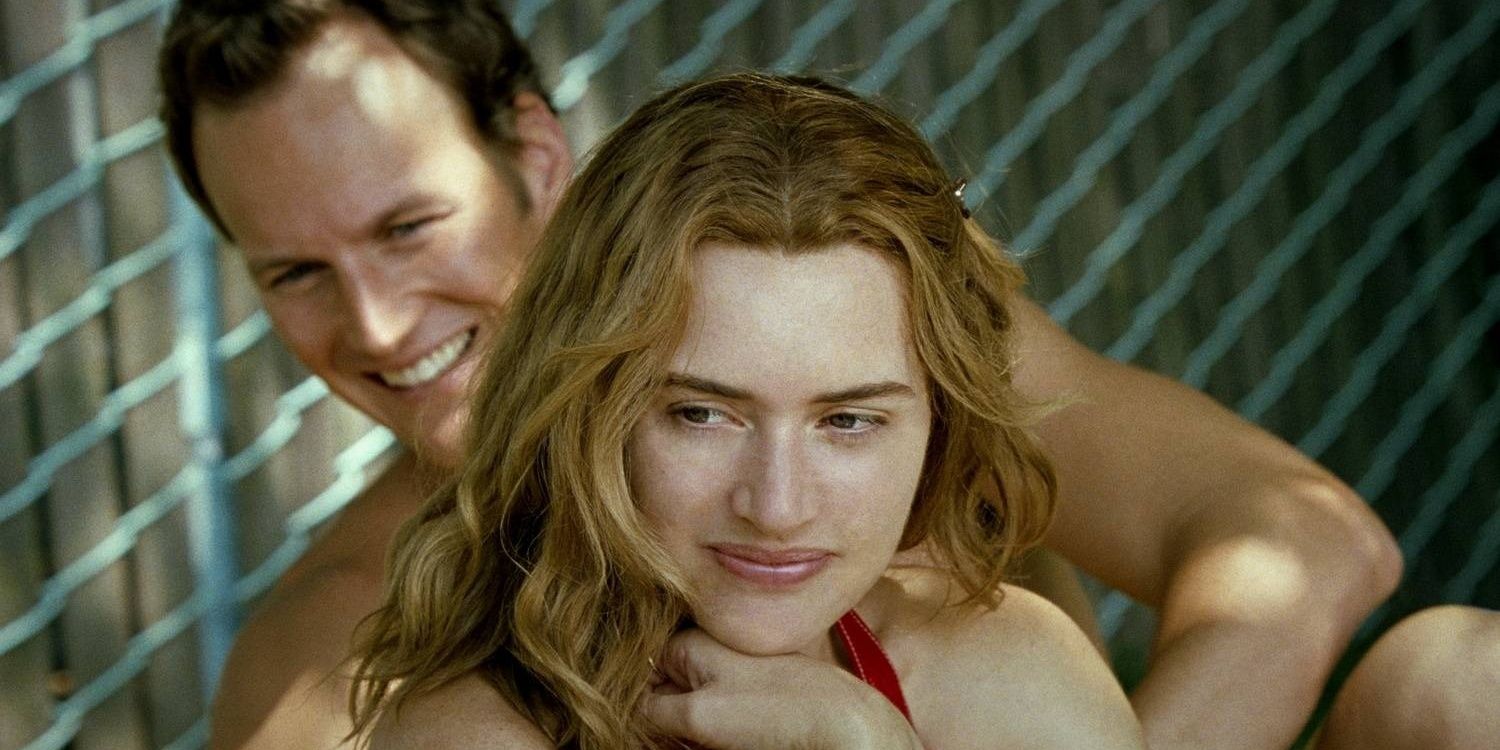 Kate Winslet y Patrick Wilson sonriendo en una piscina en Little Children