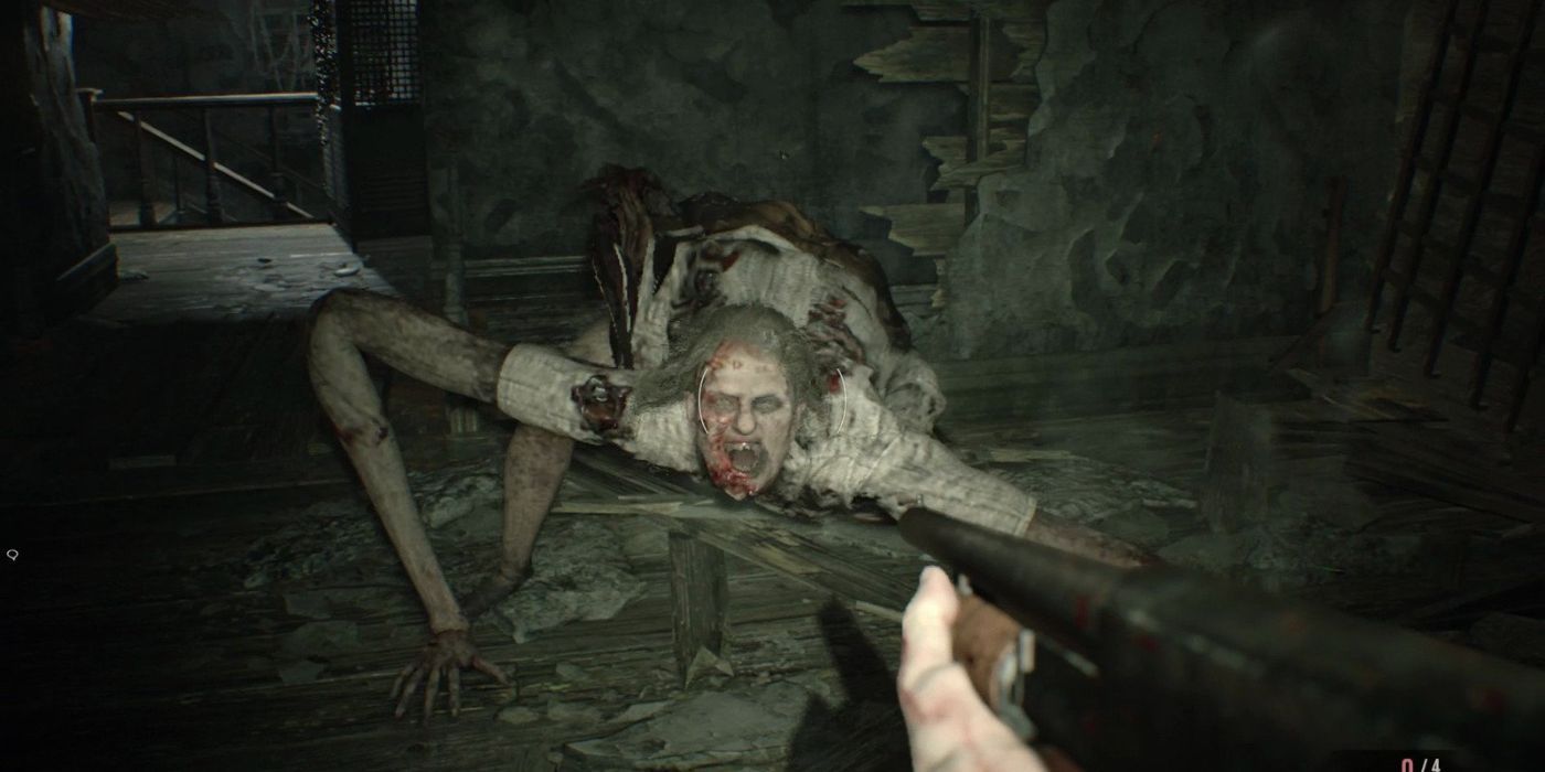 Um jogador luta contra um monstro no escuro em Resident Evil 7: Biohazard.