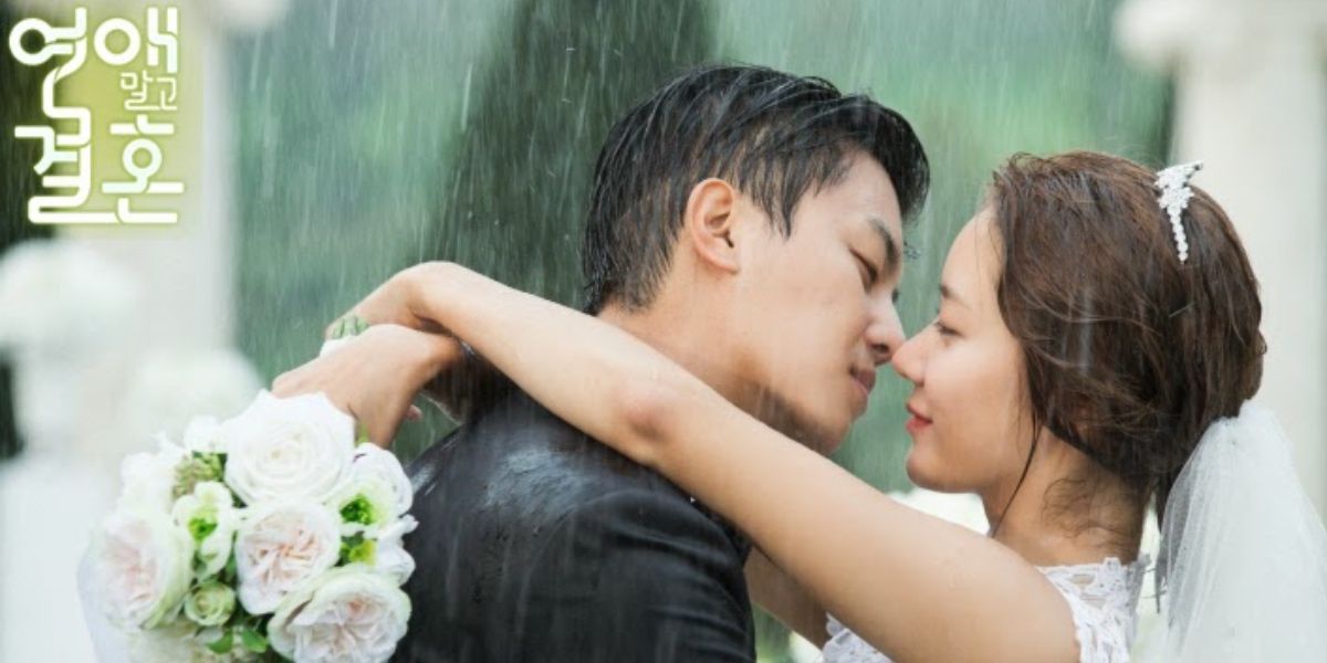 Jang-Mi and Gi-Tae kissing in the rain in Marriage Not Dating