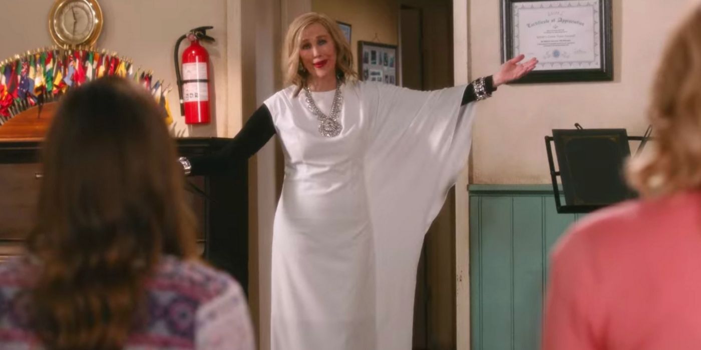 Moira coming back from the dead on Jazzagals in Schitt's Creek
