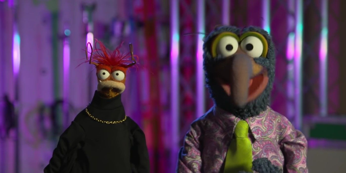 Two muppets talking in Muppets Haunted Mansion