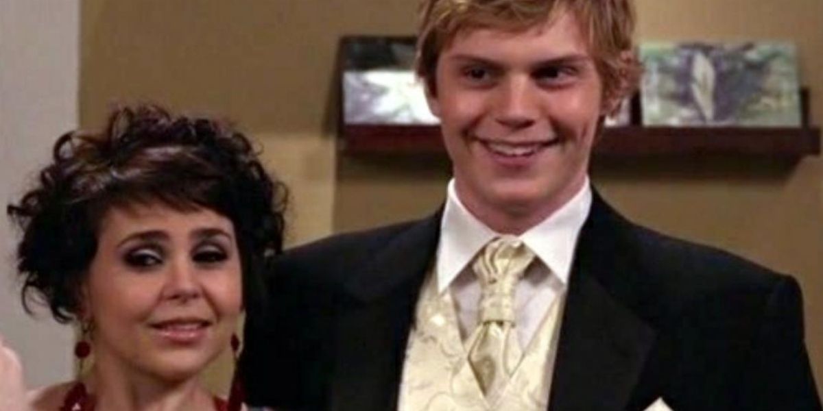 Mae Whitman and Evan Peters in Parenthood