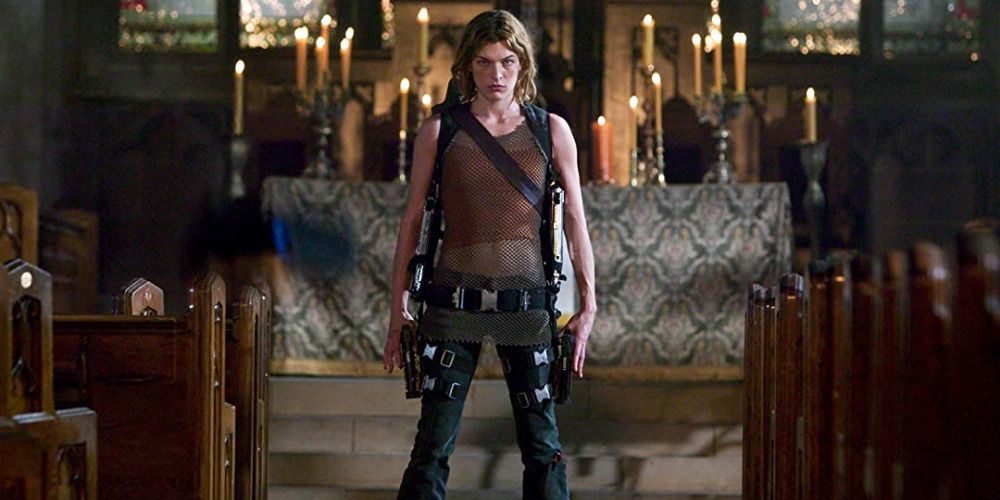 Alice standing in the middle of a church with guns in a scene from Resident Evil Apocalypse