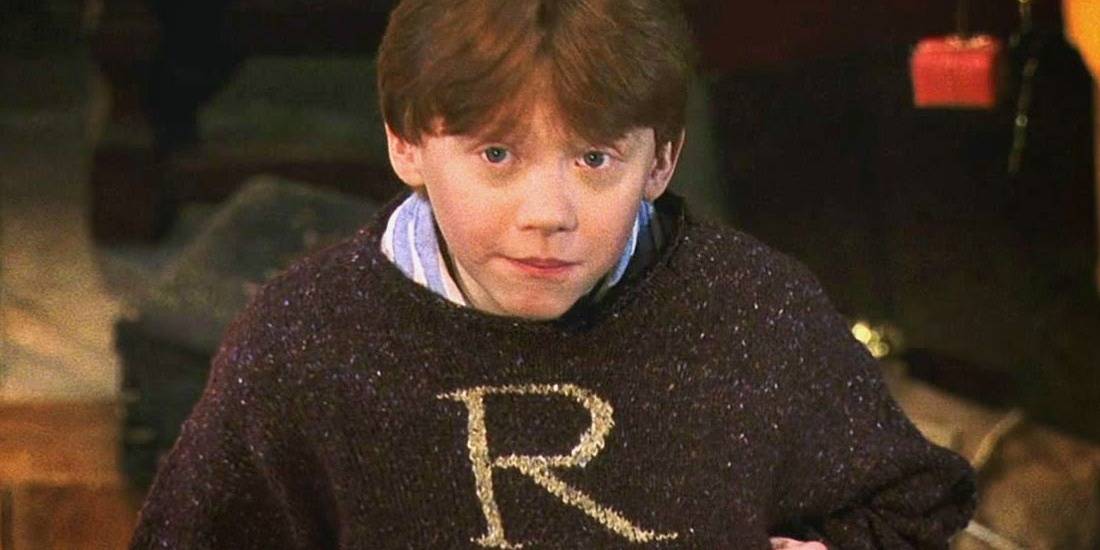 Ron usando seu suéter 'R' no dia de Natal em Harry Potter