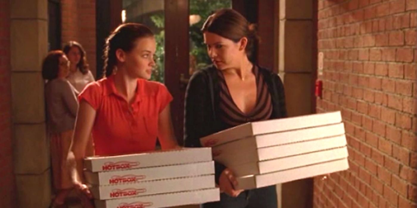 Rory and Lorelai bring home pizza on Gilmore Girls