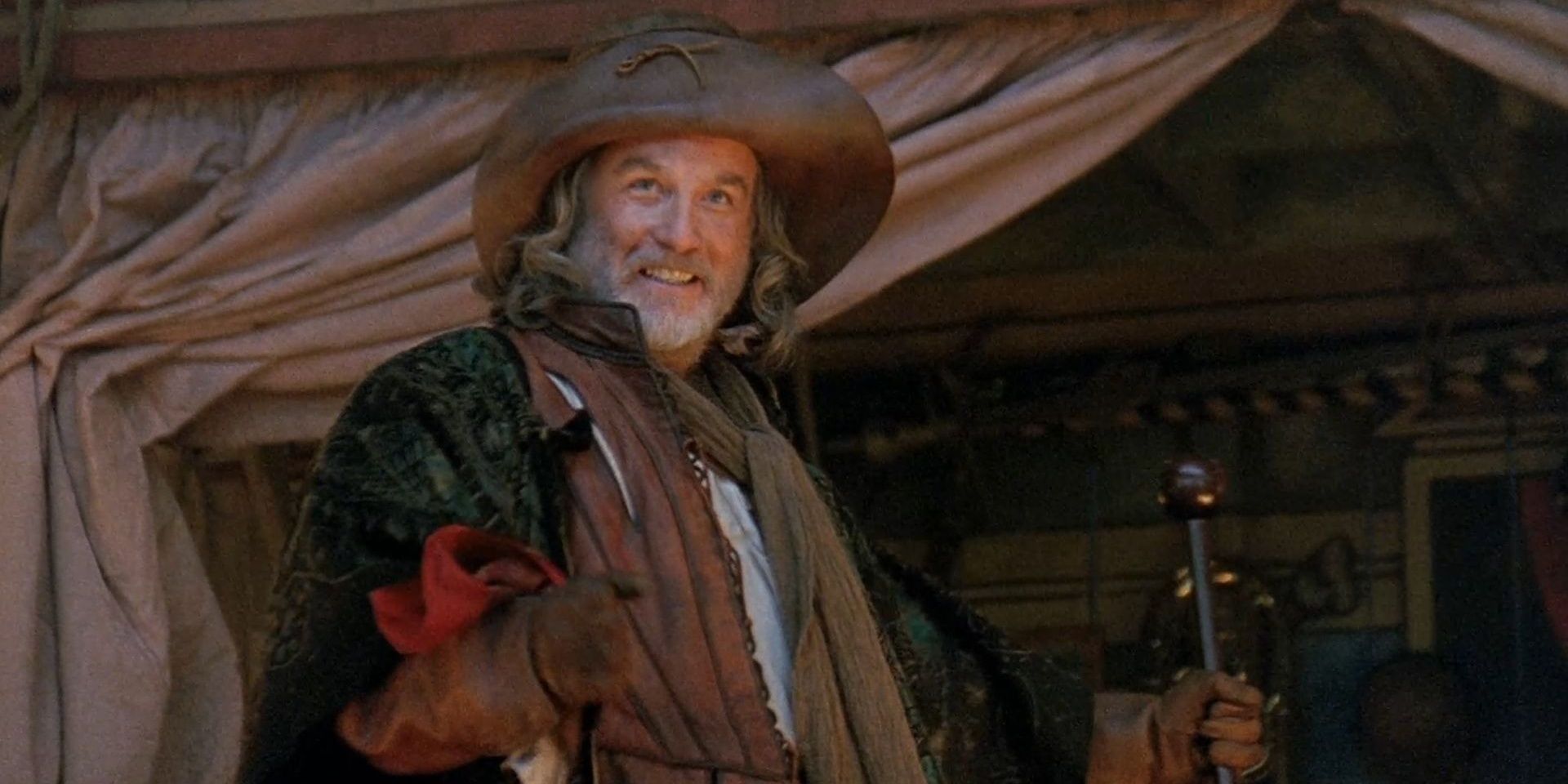 Richard Dreyfuss dressed in garb, smiling and looking off camera in Rosencrantz and Guildenstern are dead