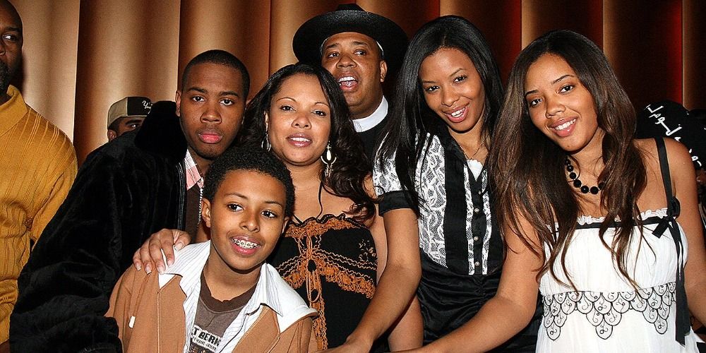 The cast of Runs House: Joseph, Justine, Vanessa, Russell Jr, Diggy, Angela & Russell posing together 