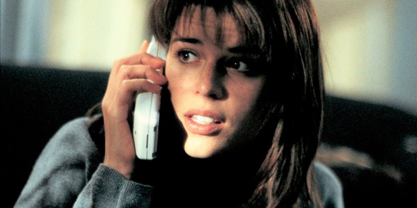 Sidney tallking on the phone in Scream