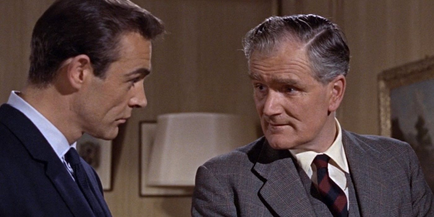 Sean Connery as James Bond and Desmond Llewelyn as Q talk in From Russia With Love.