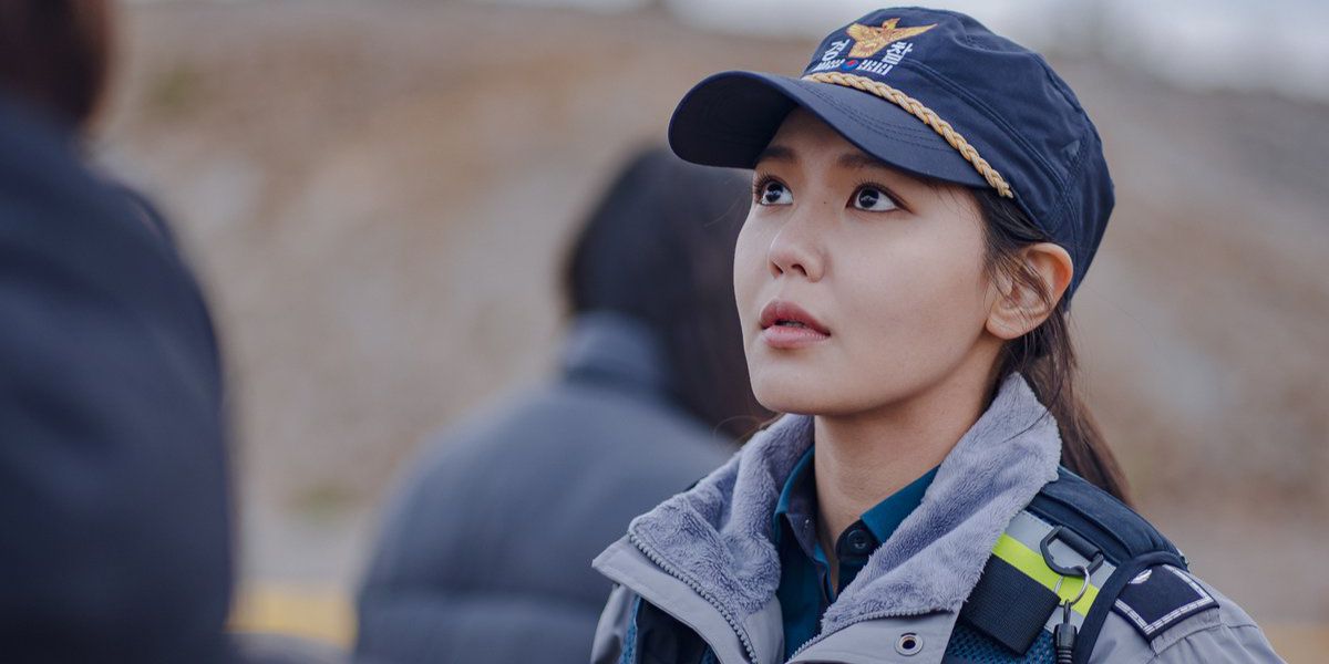 Soo-Young in police uniform at crime scene in Tell Me What You Saw
