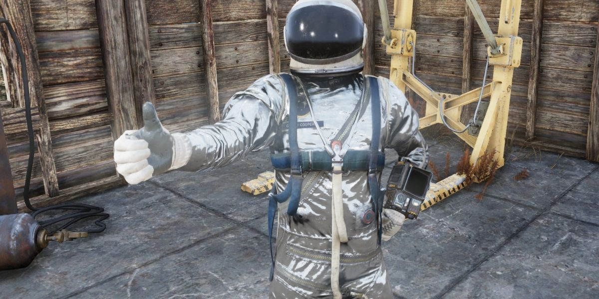 Characxter using a space suit and giving a thumbs up in Fallout 76
