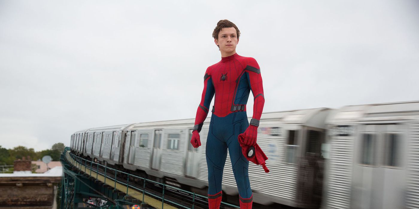 Homem-Aranha sem máscara ao lado de um trem em Homem-Aranha: De Volta ao Lar