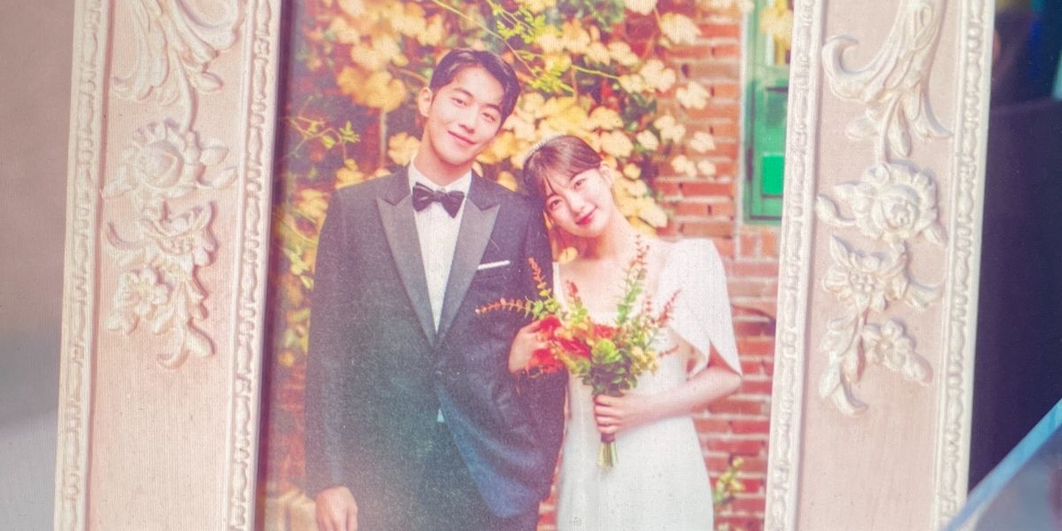 Dal-Mi and Do-San wedding photo in frame in Start-Up