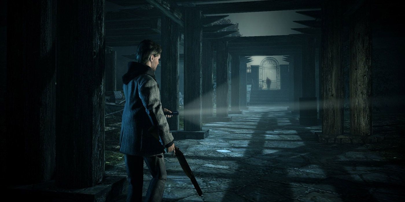 Alan Wake investiga algumas ruínas assustadoras com uma lanterna em Alan Wake (2010)