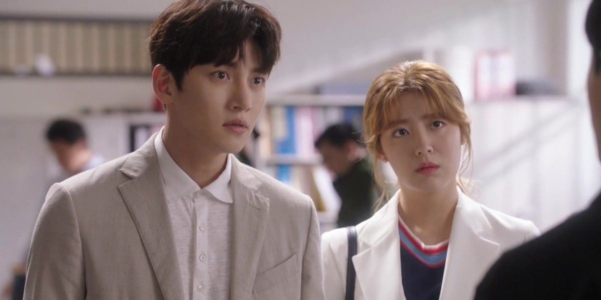 Ji-Wook and Bong-Hae looking at someone in Suspicious Partner.