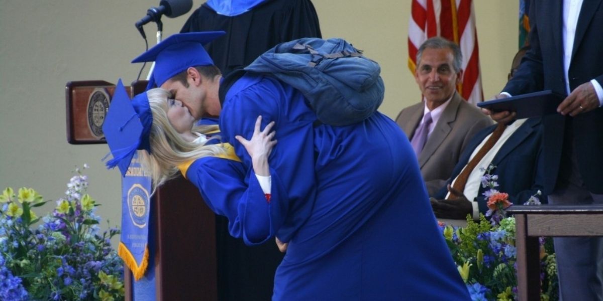 Peter kissing Gwen on stage at graduation in The Amazing Spider-Man 2