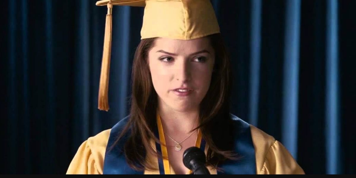 Anna Kendrick como Jessica dando seu discurso de formatura em Eclipse