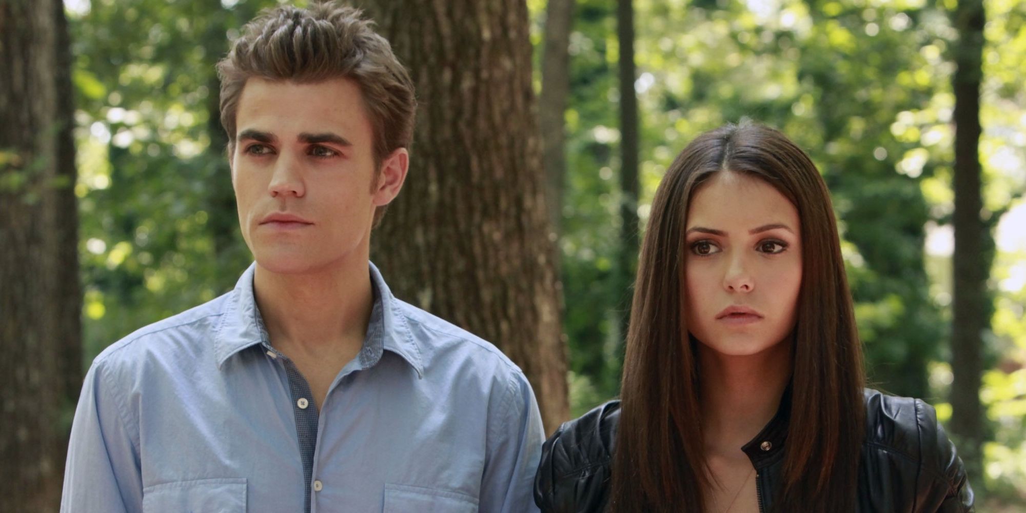 Stefan e Elena parados em uma floresta em The Vampire Diaries