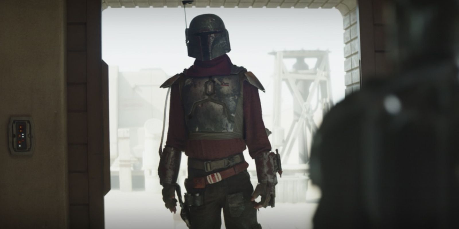 Cobb Vanth makes his first appearance in a bar on Mos Pelgo in Boba Fett'sl suit of armor in The Mandalorian