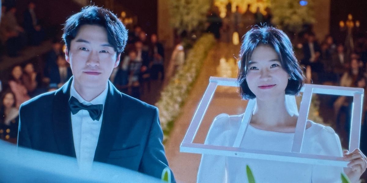 Hee-Kyung with object around her neck and Joon-Woo doing their vows in True Beauty 