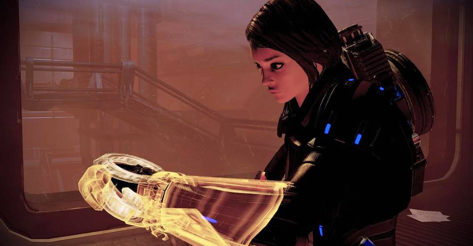 What Mass Effect S Omni Tool Actually Does Screen Rant What Mass Effect S Omni Tool Actually Does Screen Rant