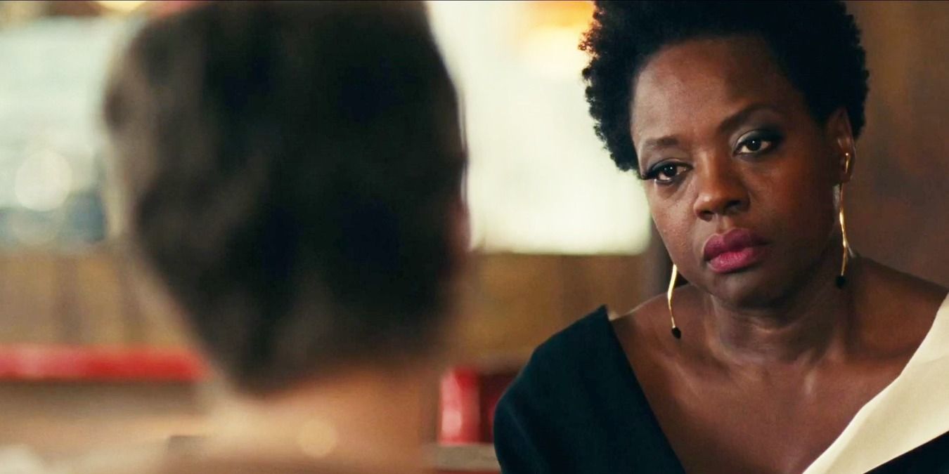 Viúvas - Viola Davis como Veronica, conversando e parecendo séria