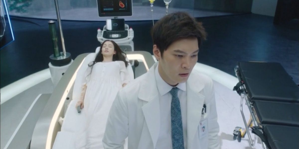 Tae Hyun no quarto com paciente em coma em Yong-Pal