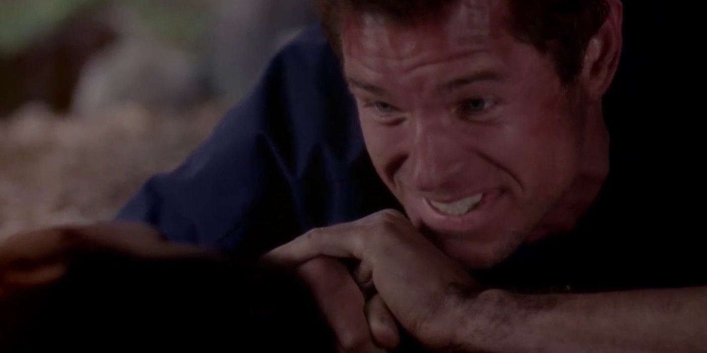 Mark holding a dying Lexie&rsquo;s hand.