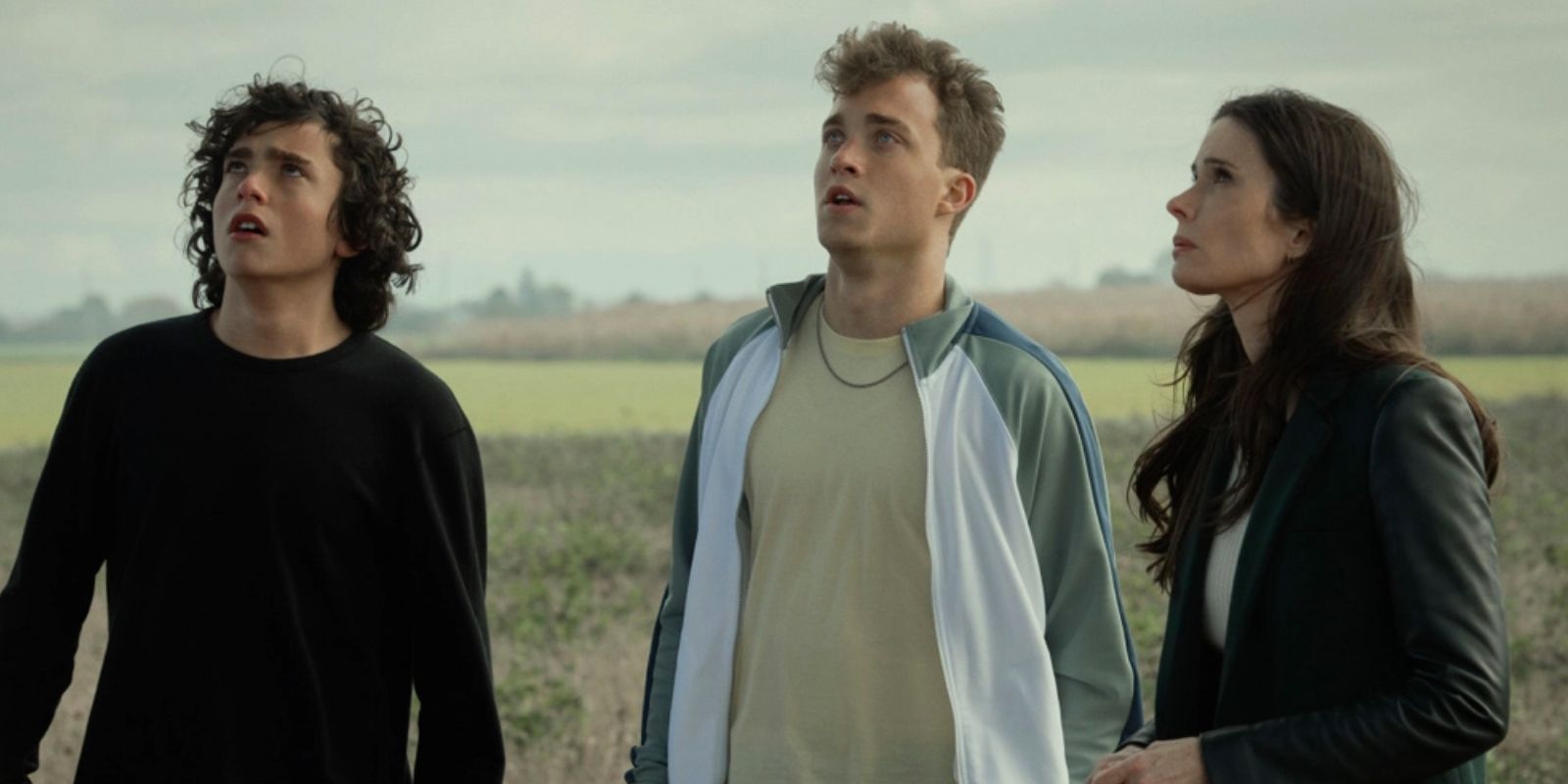 Jordan, Jonathan, and Lois outside the Kent farm in Superman And Lois