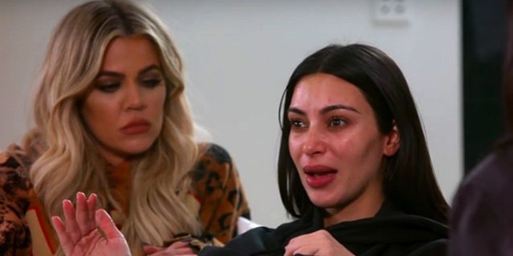 Kim chorando com Khloe olhando para o Keeping up with the Kardashians